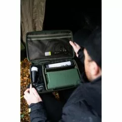 RidgeMonkey Ruggage Compact Accessory Case 330 -Accessoires de tente Soldes Magasin Zoomed20in20over20shoulder 550x550h